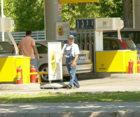Un bărbat a alimentat maşina la un peco şi a 